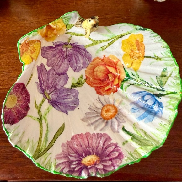 Floral Decorative Shell trinket/ring dish adorned with vintage bird - Picture 3 of 4